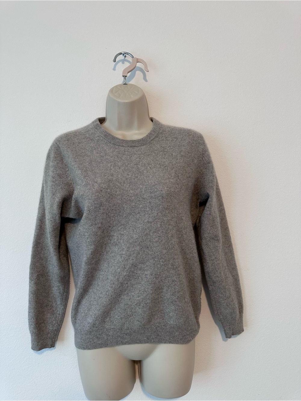 Classic Crewneck Cashmere Sweater in Heather Gray
